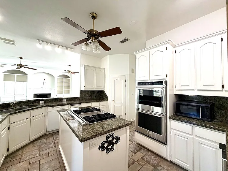 1913 Baywood Dr — Photo 11