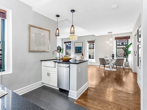 4th image of 65 W 95th St #Penthouse A