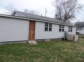 3rd image of 221 Linn St