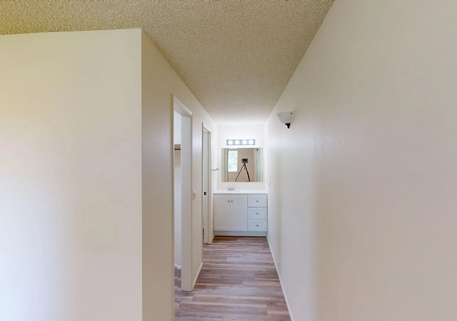 Charming Condo in the Heart of Oak Harbor! Now offering a rare 6 month lease opportunity, with po... — Photo 4