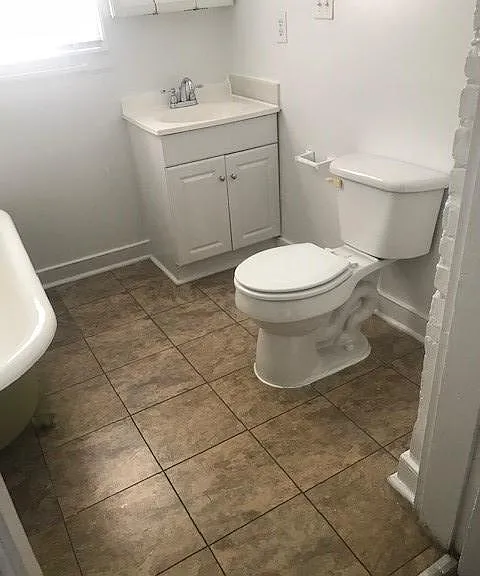 This bathroom has a tub/shower.