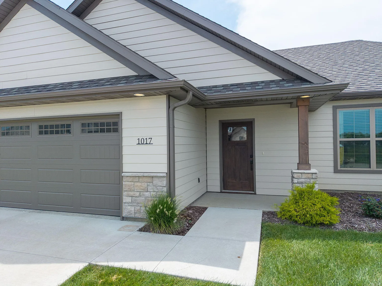 3 bed, 2.0 bath, 1600 sqft, $2,300 — Photo 2