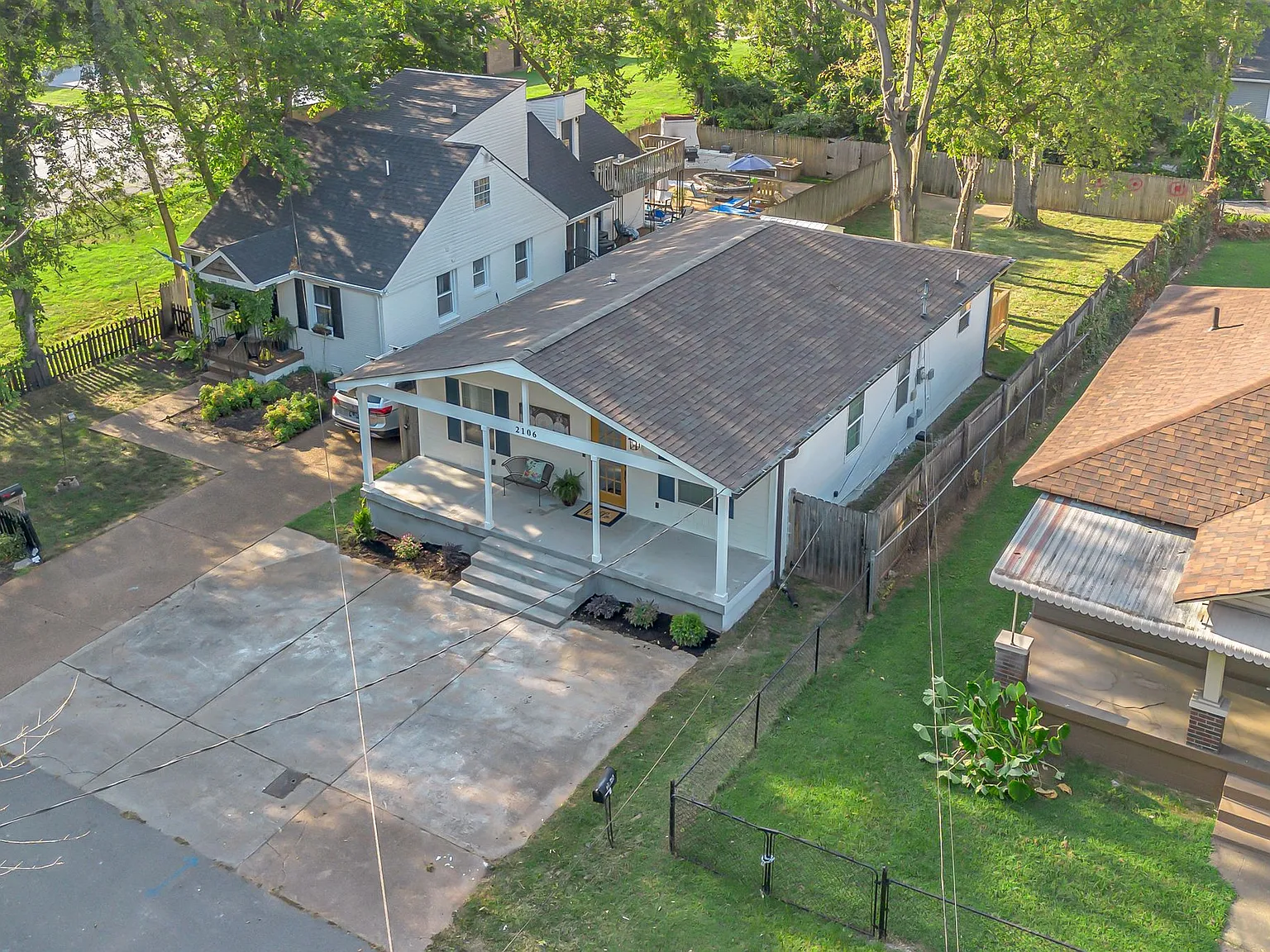 3 bed, 1.5 bath, 1247 sqft, $2,300 — Photo 3
