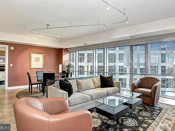 5th image of 1111 19th St N APT 2406