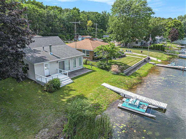 210 Oak Grove Dr, Brooklyn, MI 49230