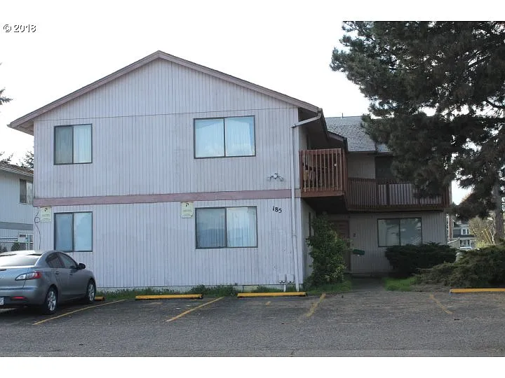185 SW Kalmia St photo 1