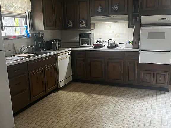2nd image of 8009 Berkshire Blvd