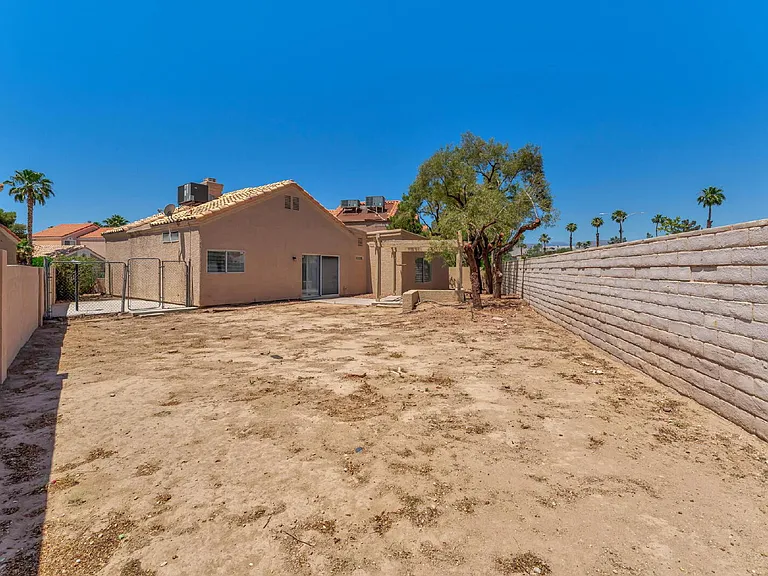 2560 Silver Shadow Dr — Photo 32
