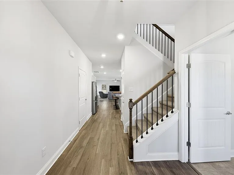 1861 Abbey Rd — Photo 2