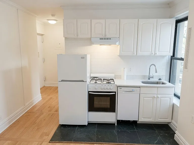 25 Cornelia St #21 — Photo 3