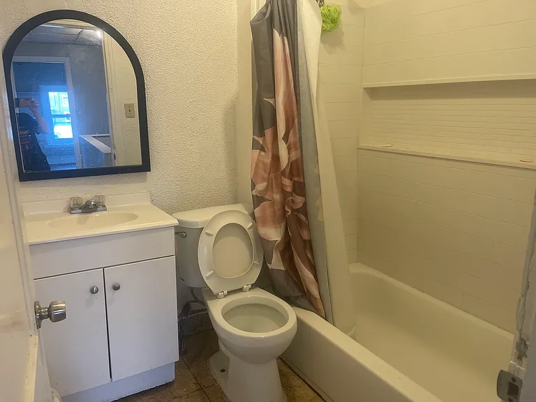 6139 Ridge Ave #3 — Photo 5
