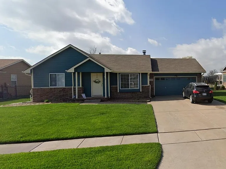 1909 E Summerwood St — Photo 1