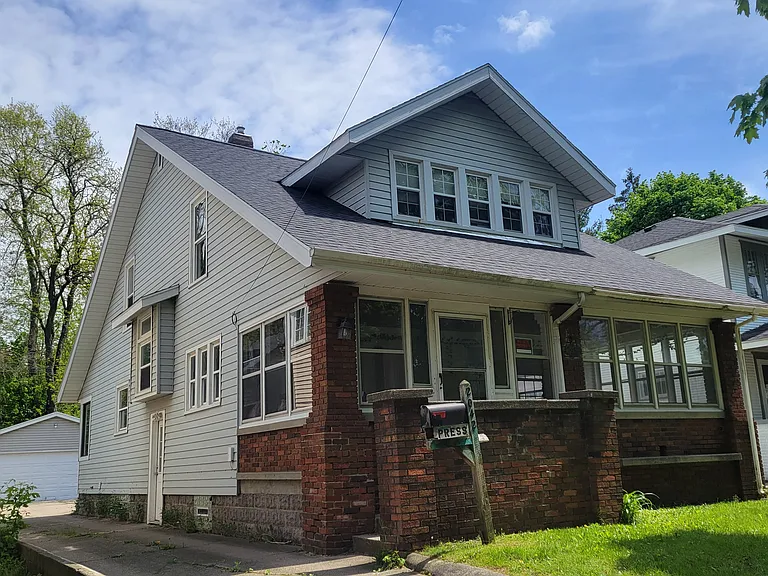 2042 Francis Ave SE — Photo 2
