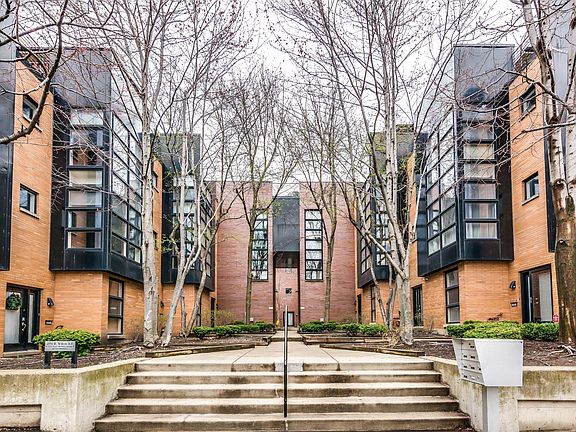 2nd image of 2046 W Willow St APT C