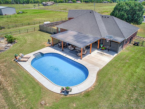 4th image of 2753 Green Briar Ct