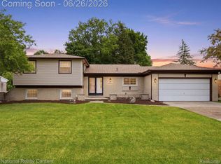 17418 Country Club Dr, Livonia, MI 48152