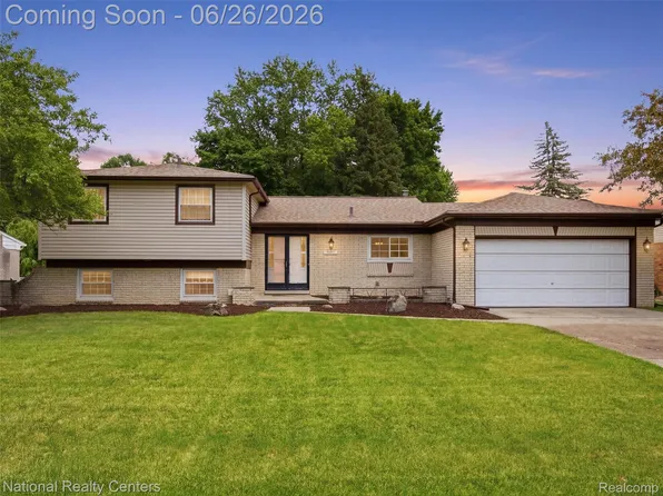 17418 Country Club Dr, Livonia, MI 48152