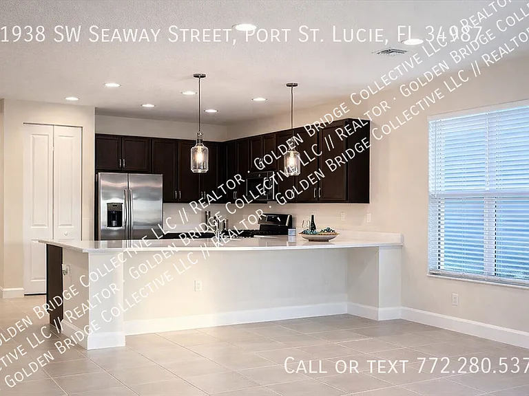 11938 SW Seaway St — Photo 1
