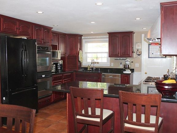 2nd image of 13 Oriole Dr