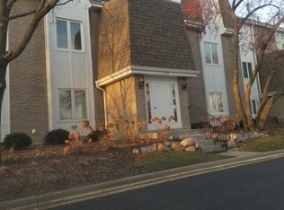 111 E Winchester Rd APT C, Libertyville, IL 60048