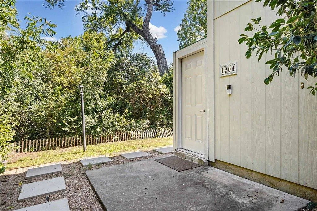 6718 Silvermine Dr — Photo 3