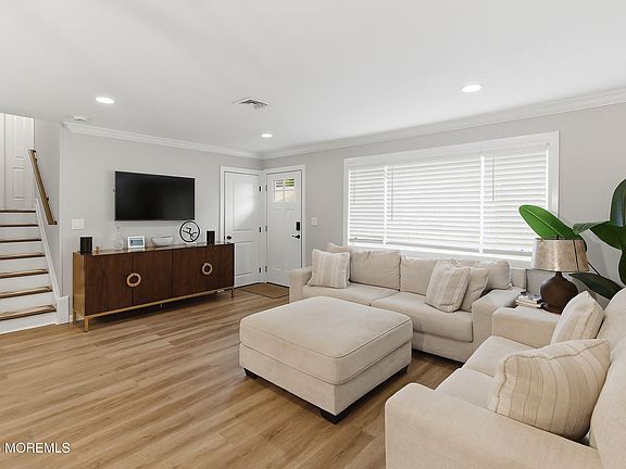 4th image of 1114 Interlaken Avenue