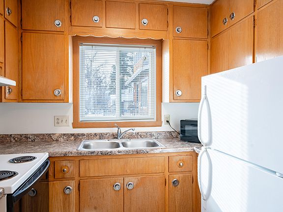 Fargo, ND L&R Apartments | 21B | Kitchen
