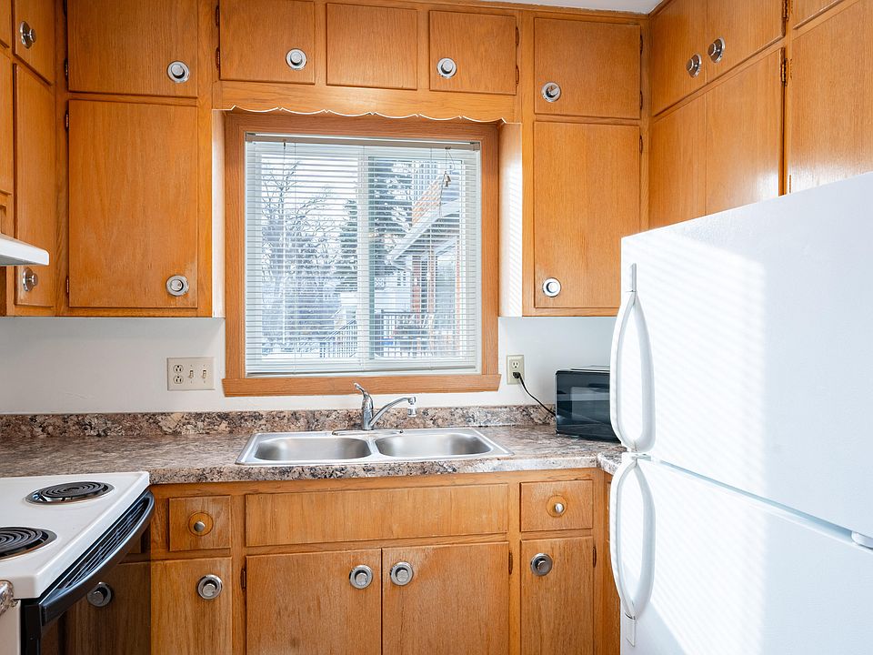 Fargo, ND L&R Apartments | 21B | Kitchen