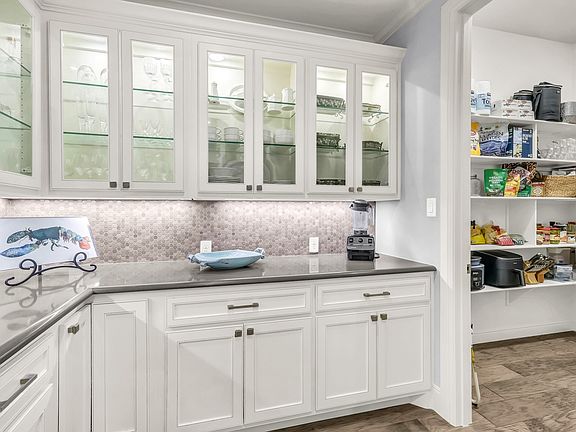 3rd image of 282 Sugartree Cir