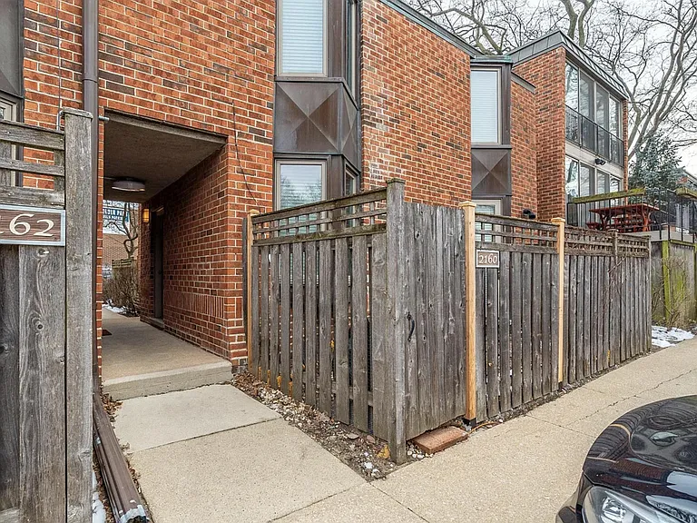 2160 N Lincoln Ave — Photo 1