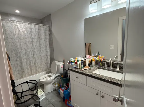 407 Dorchester St APT 107, Roselle, IL 60172