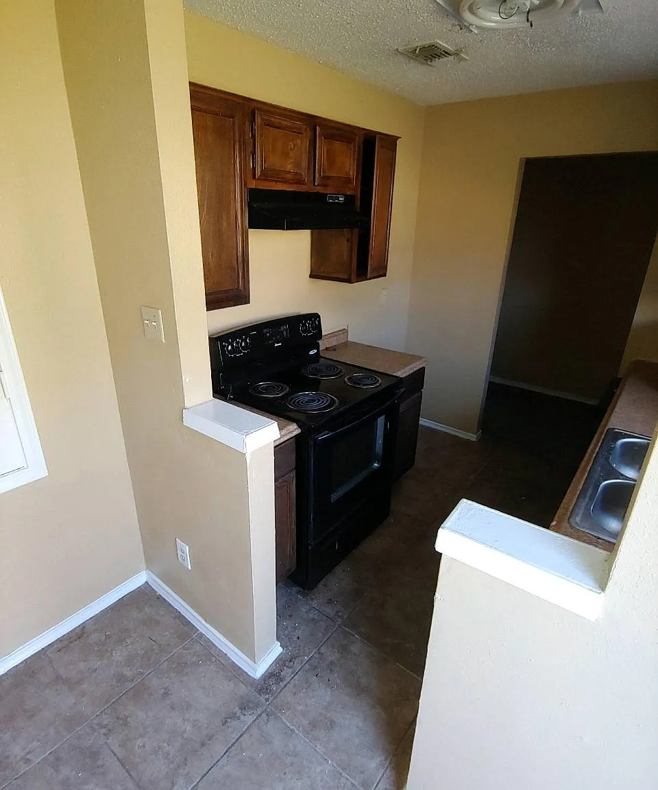 3 bed, 1.5 bath, 900 sqft, $1,495 — Photo 2