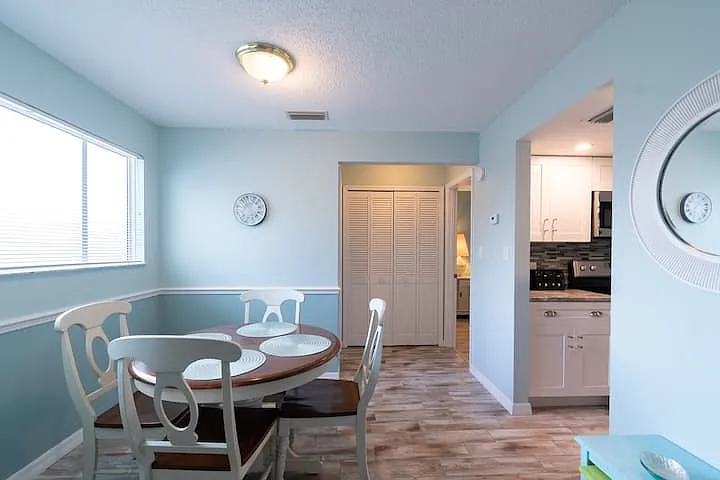 516 Beach Park Ln — Photo 10