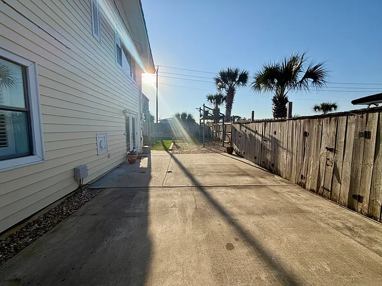 723 Sailfish Dr — Photo 32