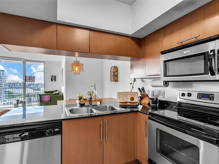 1750 N Bayshore Dr #1815 — Photo 4