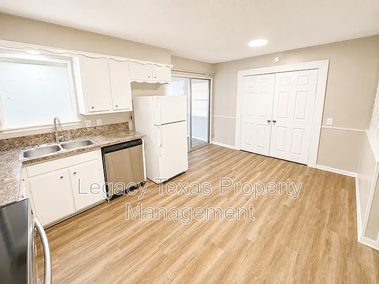 1902 Joslin St — Photo 6