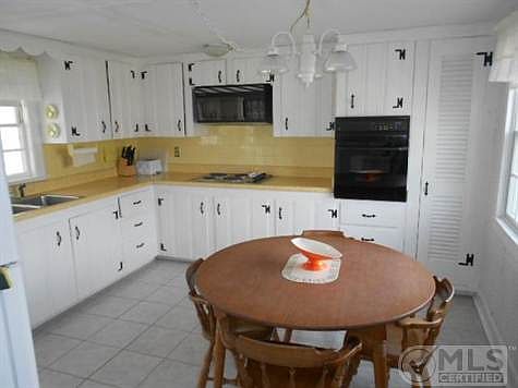 Eat in country style kitchen