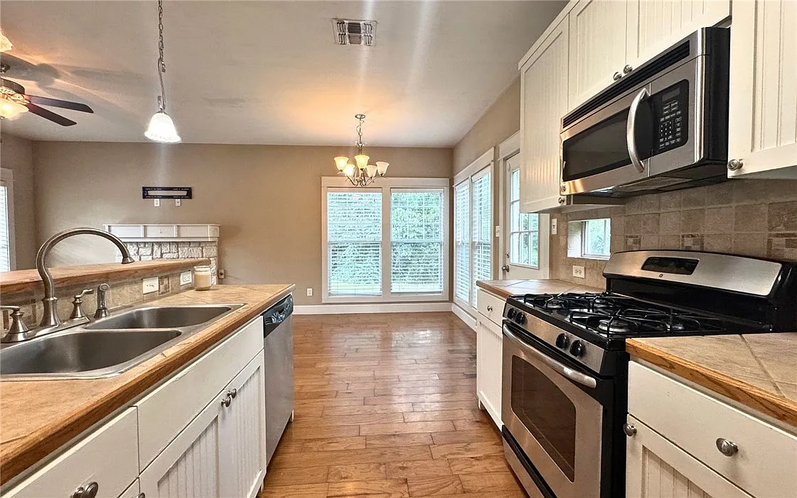 3 bed, 2.5 bath, 1370 sqft, $1,950 — Photo 3