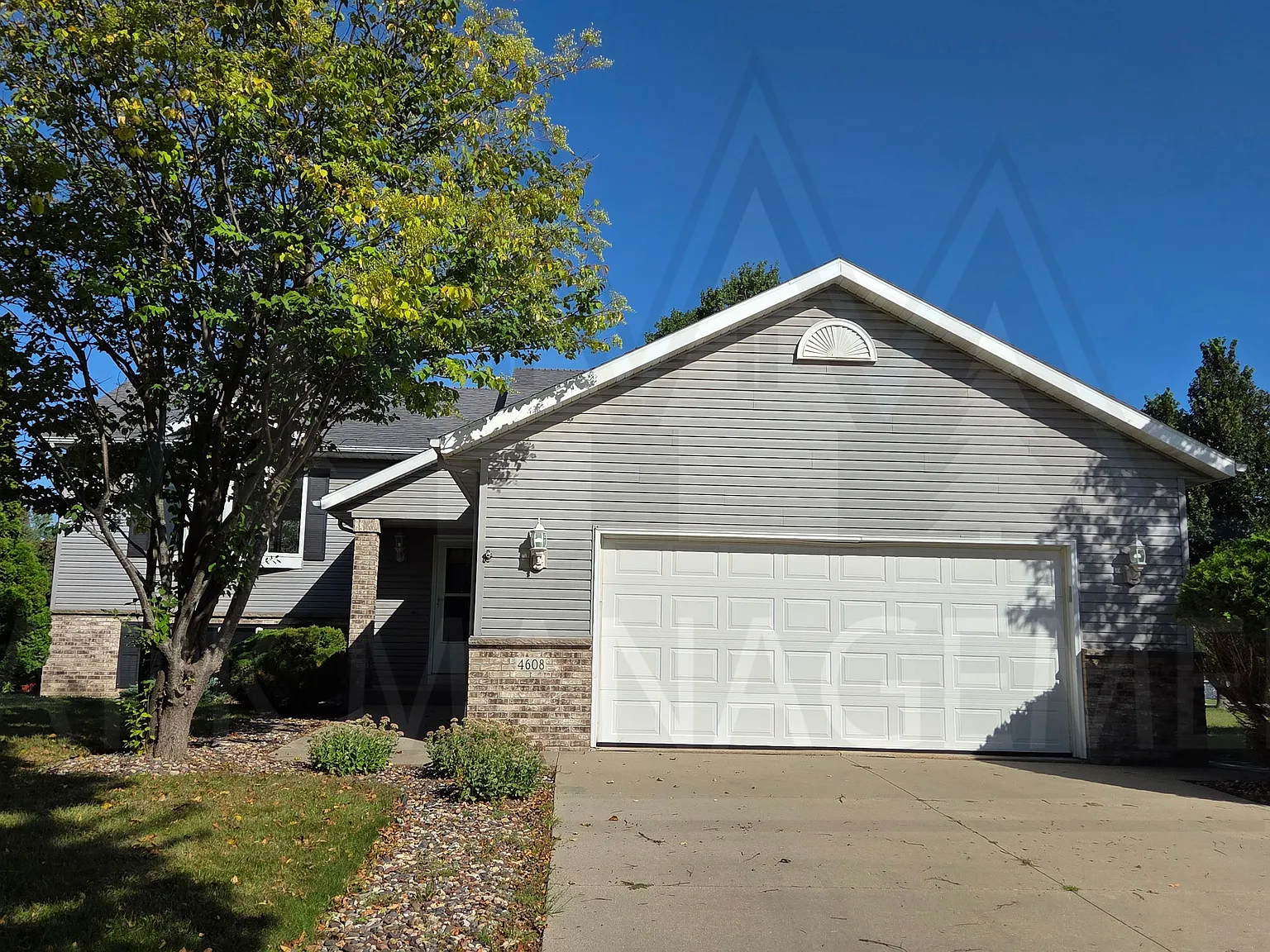 4 bed, $1,975 — Photo 1