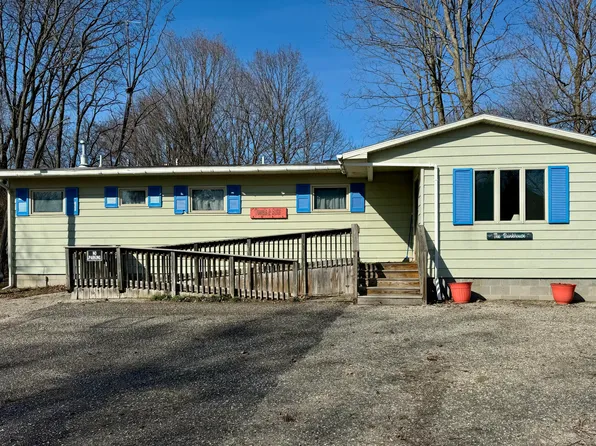 8288 Portage St, Onekama, MI 49675