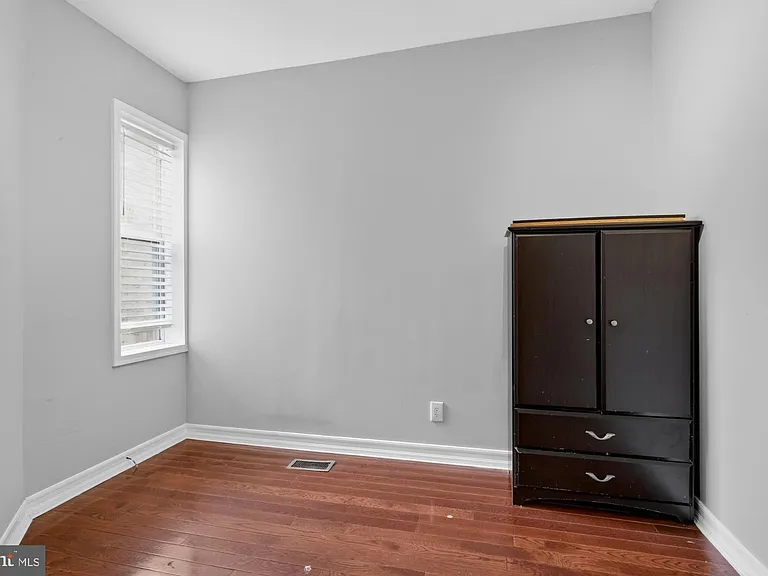 2319 E Somerset St — Photo 18