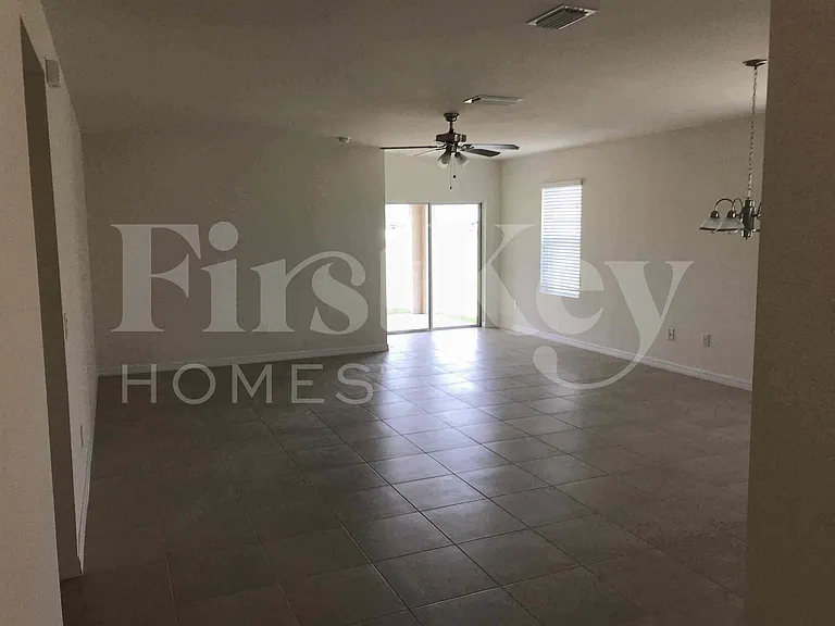 217 NW 9th St — Photo 3