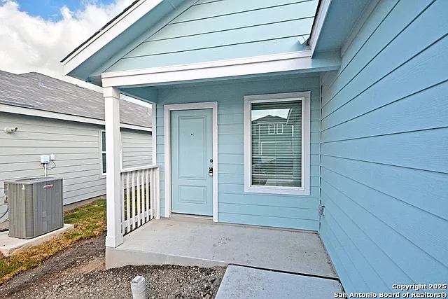 3 bed, 2.0 bath, 1402 sqft, $1,475 — Photo 2