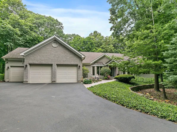 8N644 Wood Bridge Ln, Elgin, IL 60124