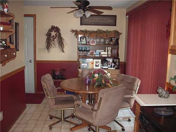 Reverse angle of eat in kitchen