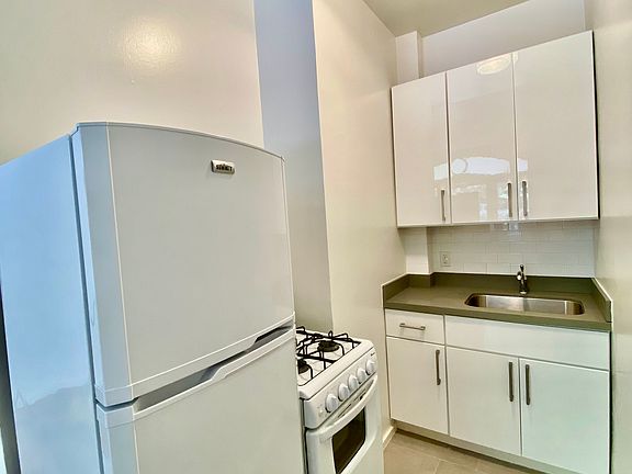 2nd image of 627 Taylor St #0B-1Ba-220Sqft