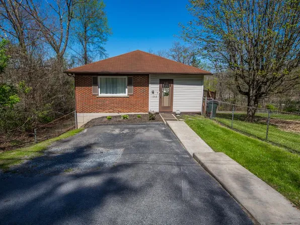 1213 S Eisenhower Dr, Beckley, WV 25801