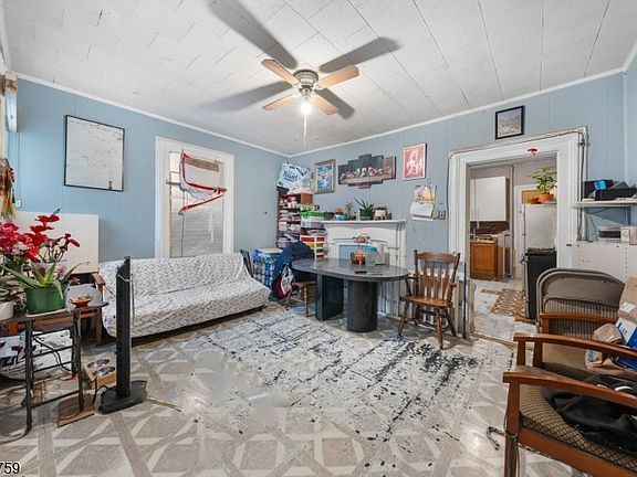 4th image of 610 Main St