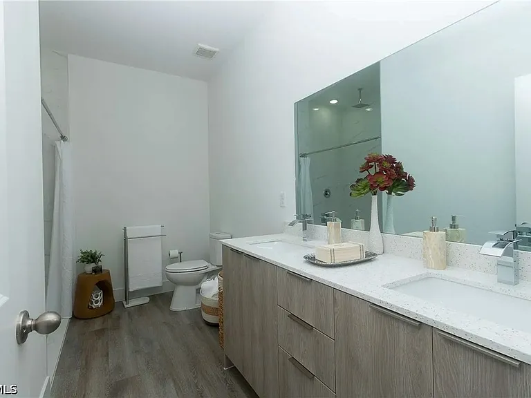 1125 Deauville St E — Photo 32