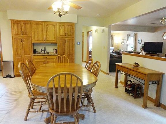 5th image of 528 Fox River Hills Dr